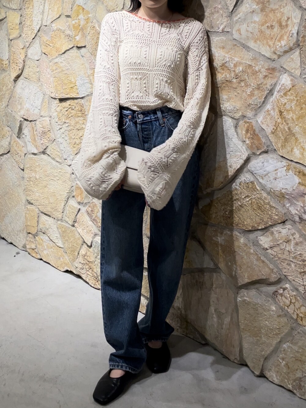 ホワイト系のショルダーバッグ、ホワイト系のニット/セーター、ホワイト系のキャミソールを着用したレディースの夏コーディネートの4枚目の写真