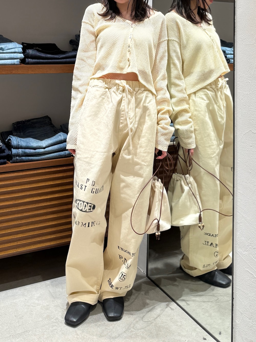 ホワイト系のその他パンツ、ホワイト系のカーディガン/ボレロ、ブラック系のサンダルを着用したレディースの春コーディネートの3枚目の写真