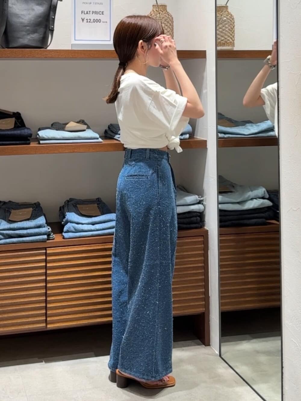 その他のサンダル、ブルー系のデニムパンツ、ホワイト系のTシャツ/カットソーを着用したレディースの春コーディネートの4枚目の写真