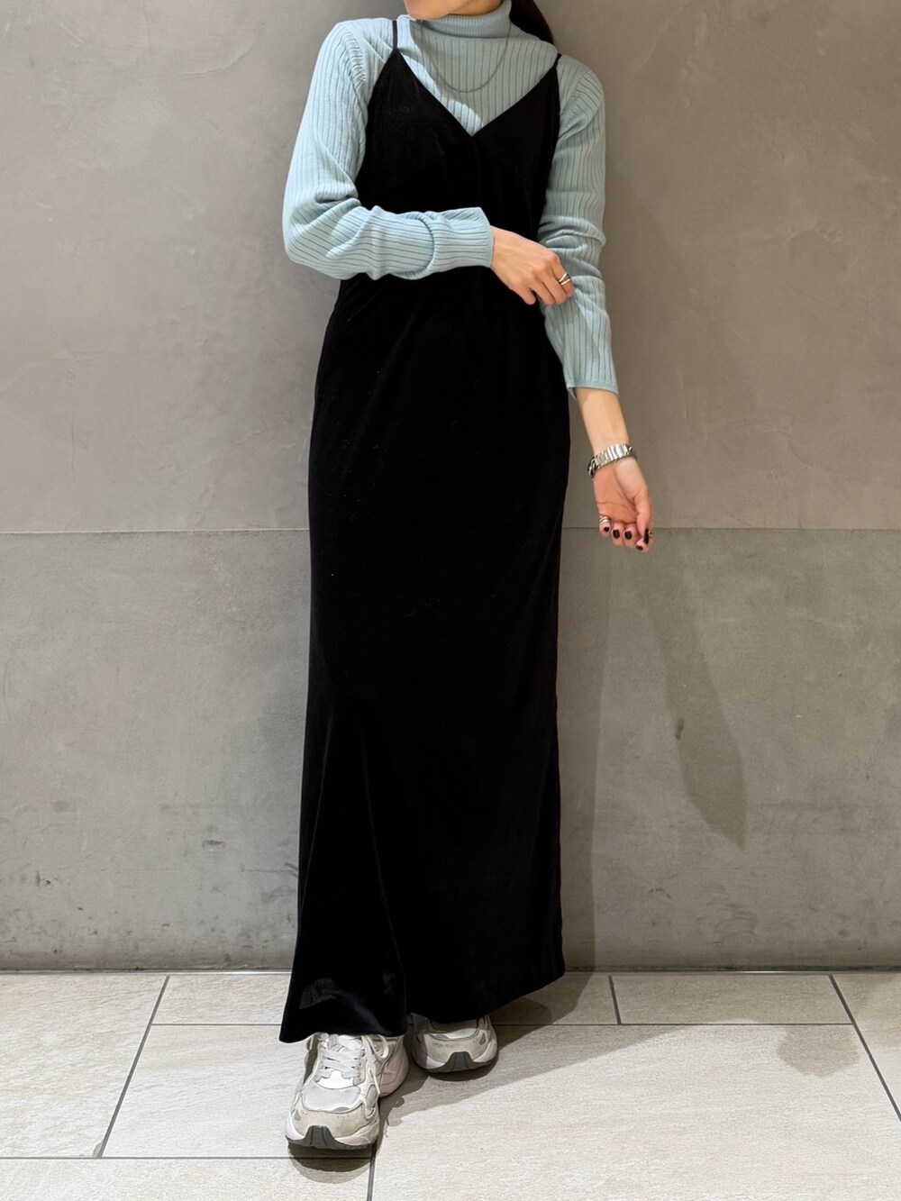 ブルー系のニット/セーター、ブラック系のワンピースを着用したレディースの冬コーディネートの6枚目の写真