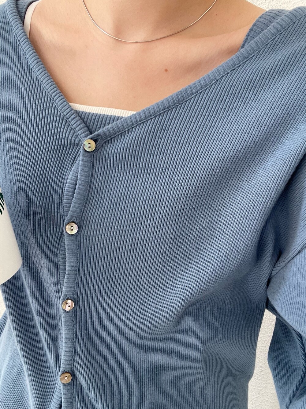 ブルー系のワンピース、グレー系のキャップを着用したレディースの春コーディネートの5枚目の写真