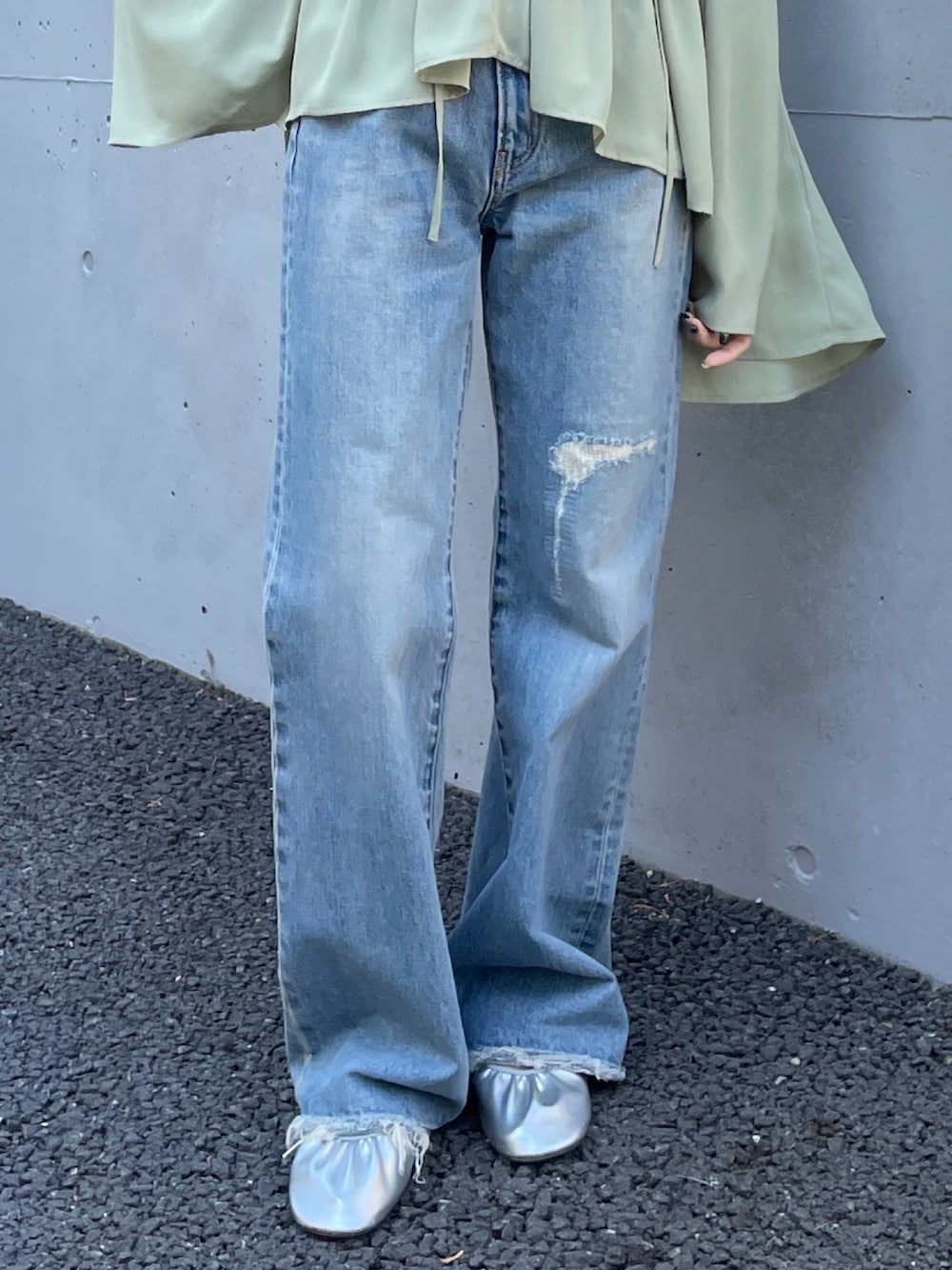 ブルー系のデニムパンツ、シルバー系のバレエシューズ、グリーン系のシャツ/ブラウスを着用したレディースの春コーディネートの6枚目の写真