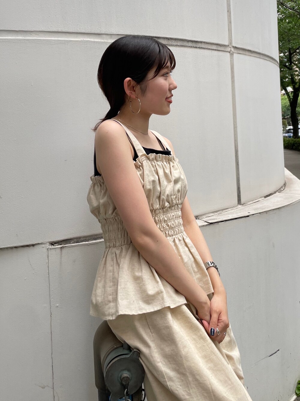 ホワイト系のキャミソール、ホワイト系のその他パンツ、ブラック系のキャミソールを着用したレディースの夏コーディネートの6枚目の写真