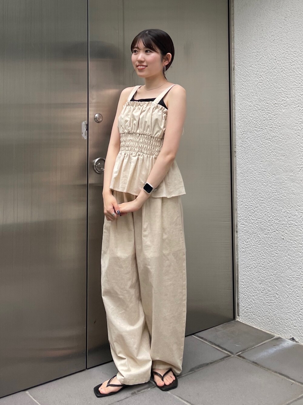 ホワイト系のキャミソール、ホワイト系のその他パンツ、ブラック系のキャミソールを着用したレディースの夏コーディネートの2枚目の写真