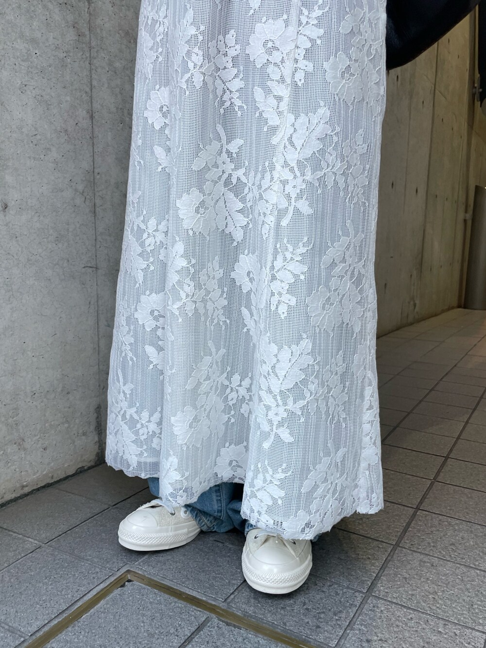 ホワイト系のワンピース、ブルー系のデニムパンツ、ブラウン系のTシャツ/カットソーを着用したレディースの夏コーディネートの7枚目の写真