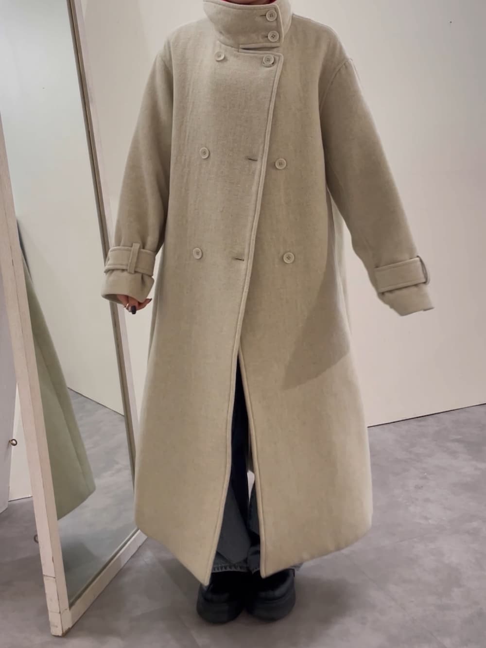 ブルー系のデニムパンツ、ブラック系のブーツ、レッド系のニット/セーターを着用したレディースの冬コーディネートの8枚目の写真