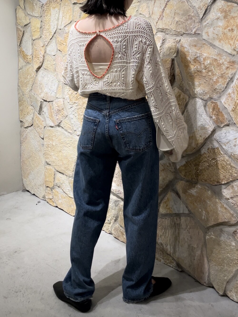 ホワイト系のショルダーバッグ、ホワイト系のニット/セーター、ホワイト系のキャミソールを着用したレディースの夏コーディネートの2枚目の写真