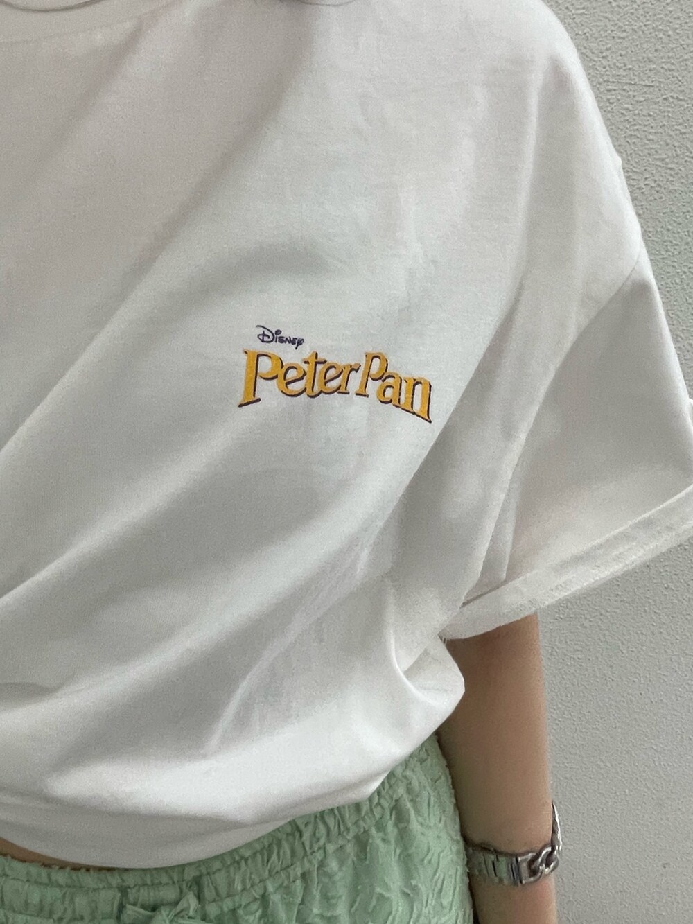 ホワイト系のTシャツ/カットソー、ホワイト系のサンダル、グリーン系のその他パンツを着用したレディースの夏コーディネートの7枚目の写真