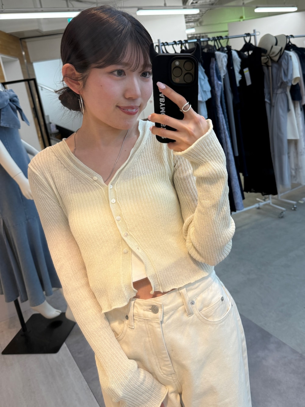 ホワイト系のデニムパンツ、ベージュ系のブーツ、ホワイト系のカーディガン/ボレロを着用したレディースの春コーディネートの9枚目の写真
