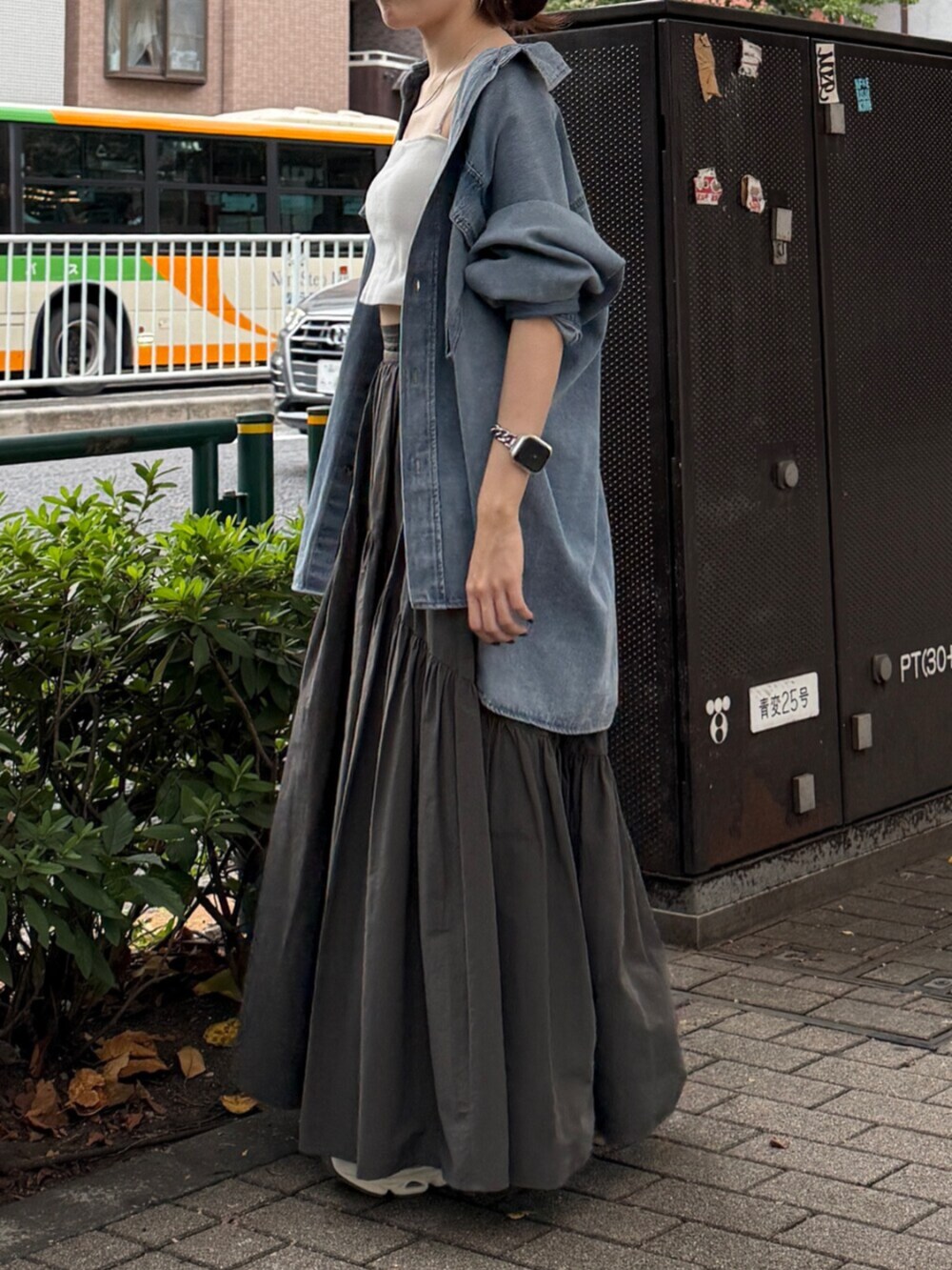 グレー系のスカート、ブルー系のシャツ/ブラウスを着用したレディースの秋コーディネートの3枚目の写真