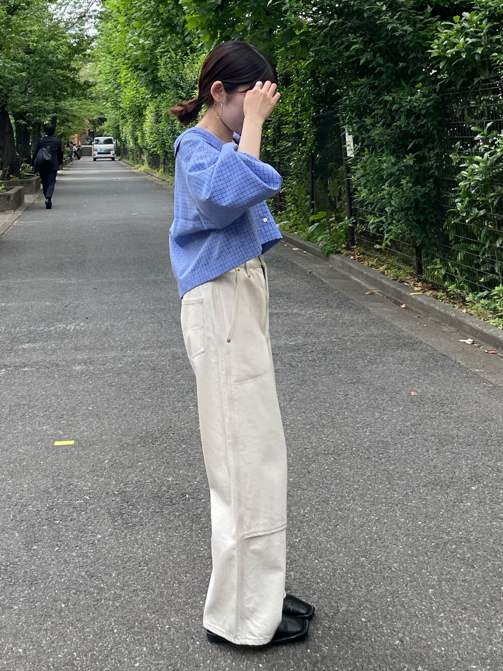 その他のシャツ/ブラウス、ホワイト系のデニムパンツ、ブラック系のローファーを着用したレディースの秋コーディネートの5枚目の写真