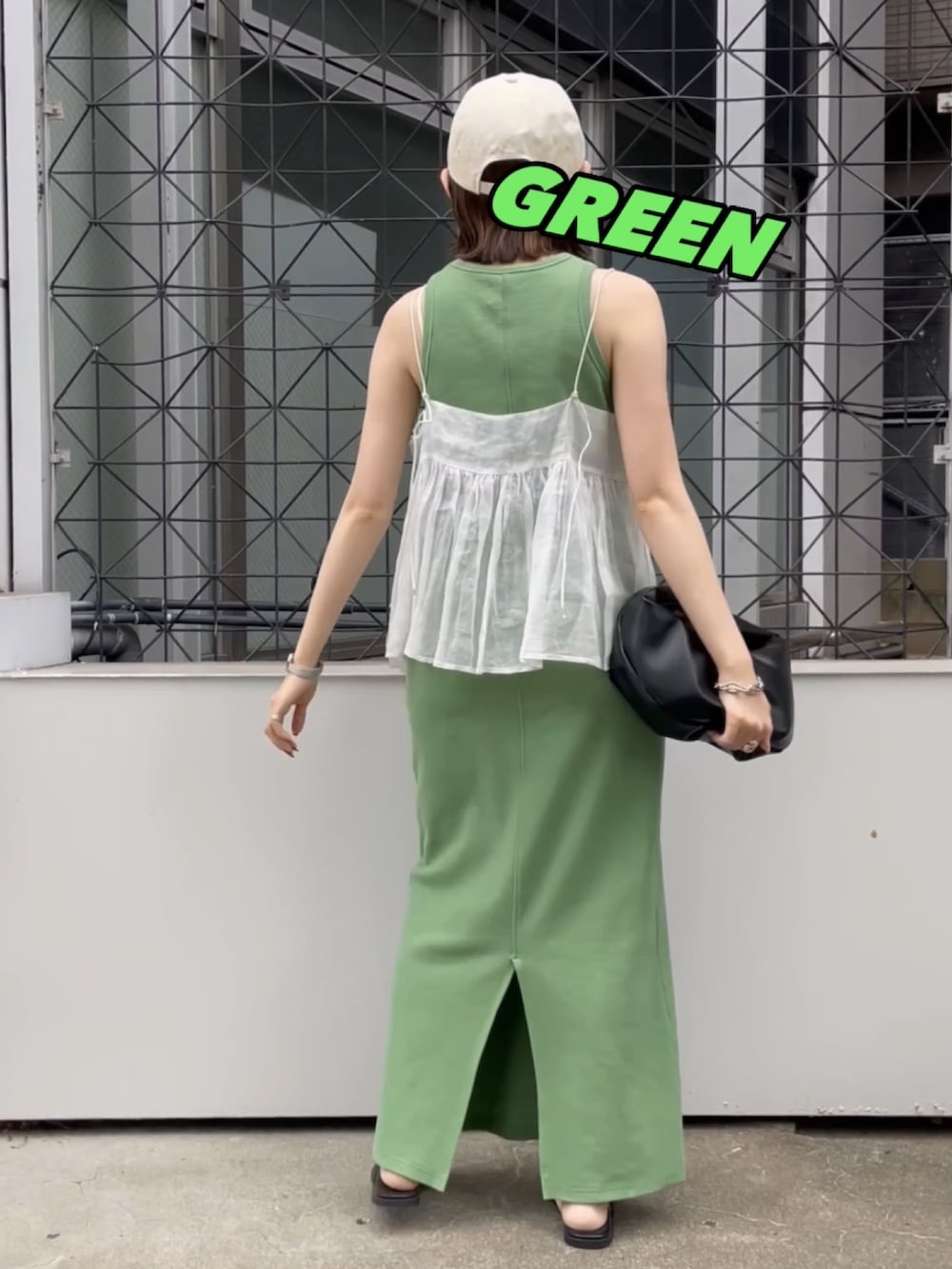 ブラック系のサンダル、ホワイト系のシャツ/ブラウス、グリーン系のワンピースを着用したレディースの春コーディネートの3枚目の写真