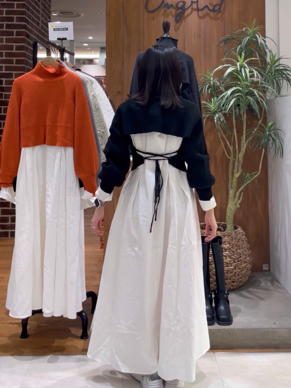 ブラック系のワンピースを着用したレディースの秋コーディネートの4枚目の写真