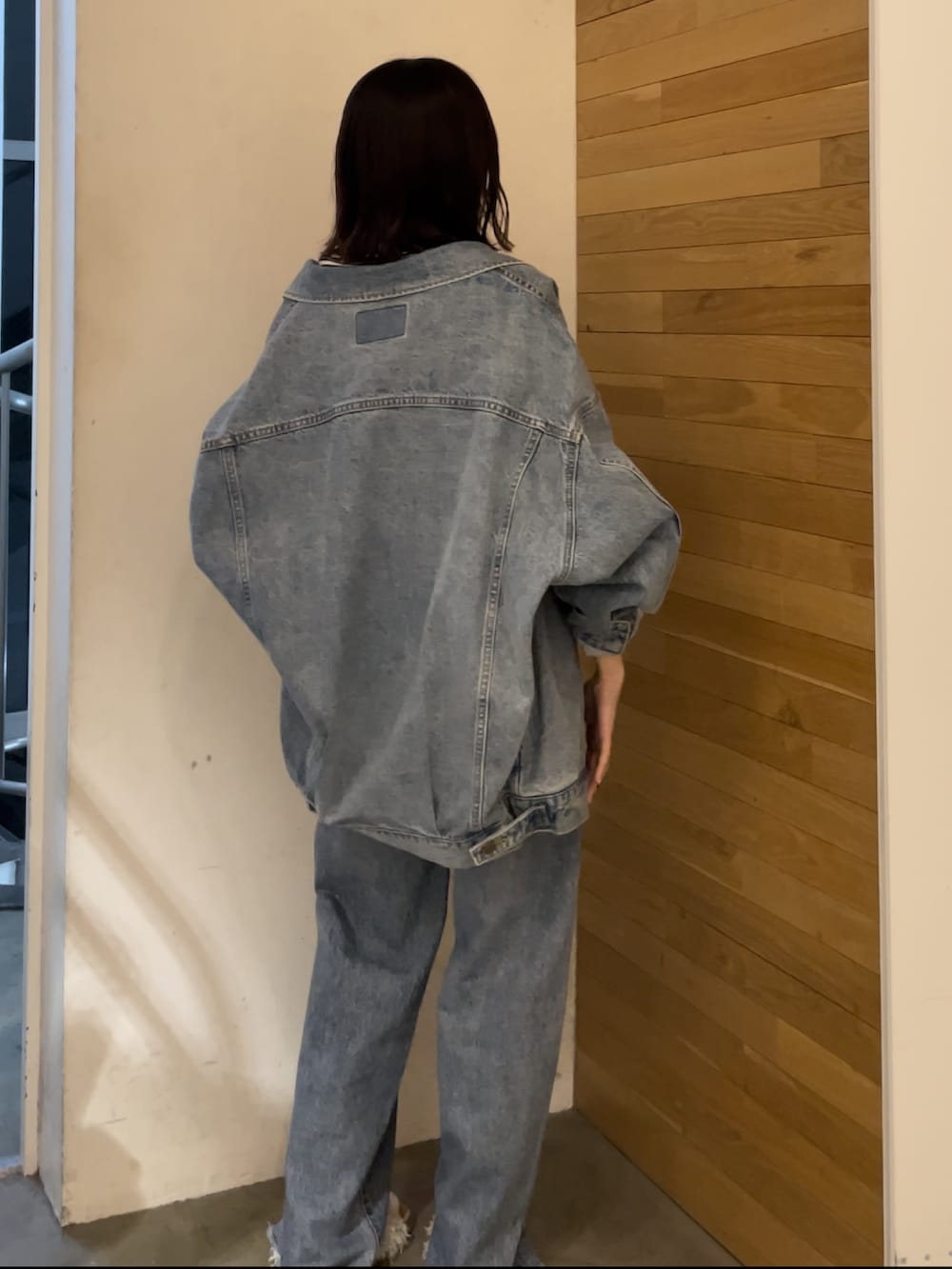 ホワイト系のサンダル、ホワイト系のニット/セーター、ブルー系のデニムジャケットを着用したレディースの春コーディネートの4枚目の写真