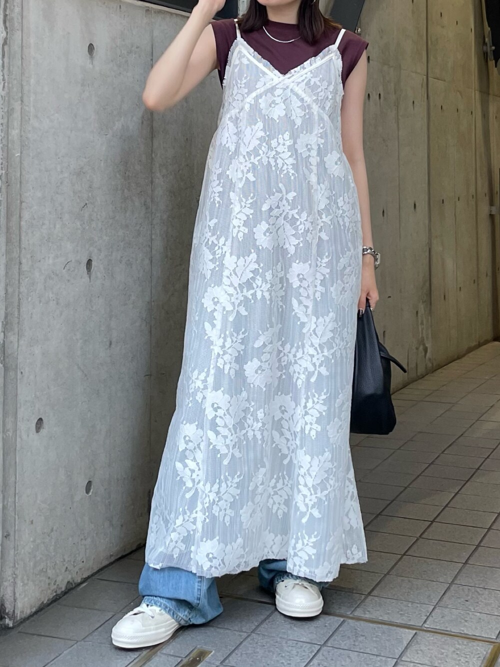 ホワイト系のワンピース、ブルー系のデニムパンツ、ブラウン系のTシャツ/カットソーを着用したレディースの夏コーディネートの3枚目の写真