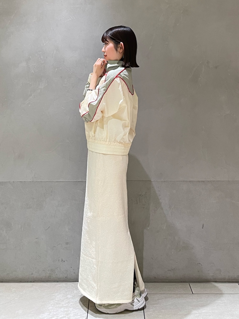 ホワイト系のスカート、ホワイト系のブルゾンを着用したレディースの冬コーディネートの4枚目の写真