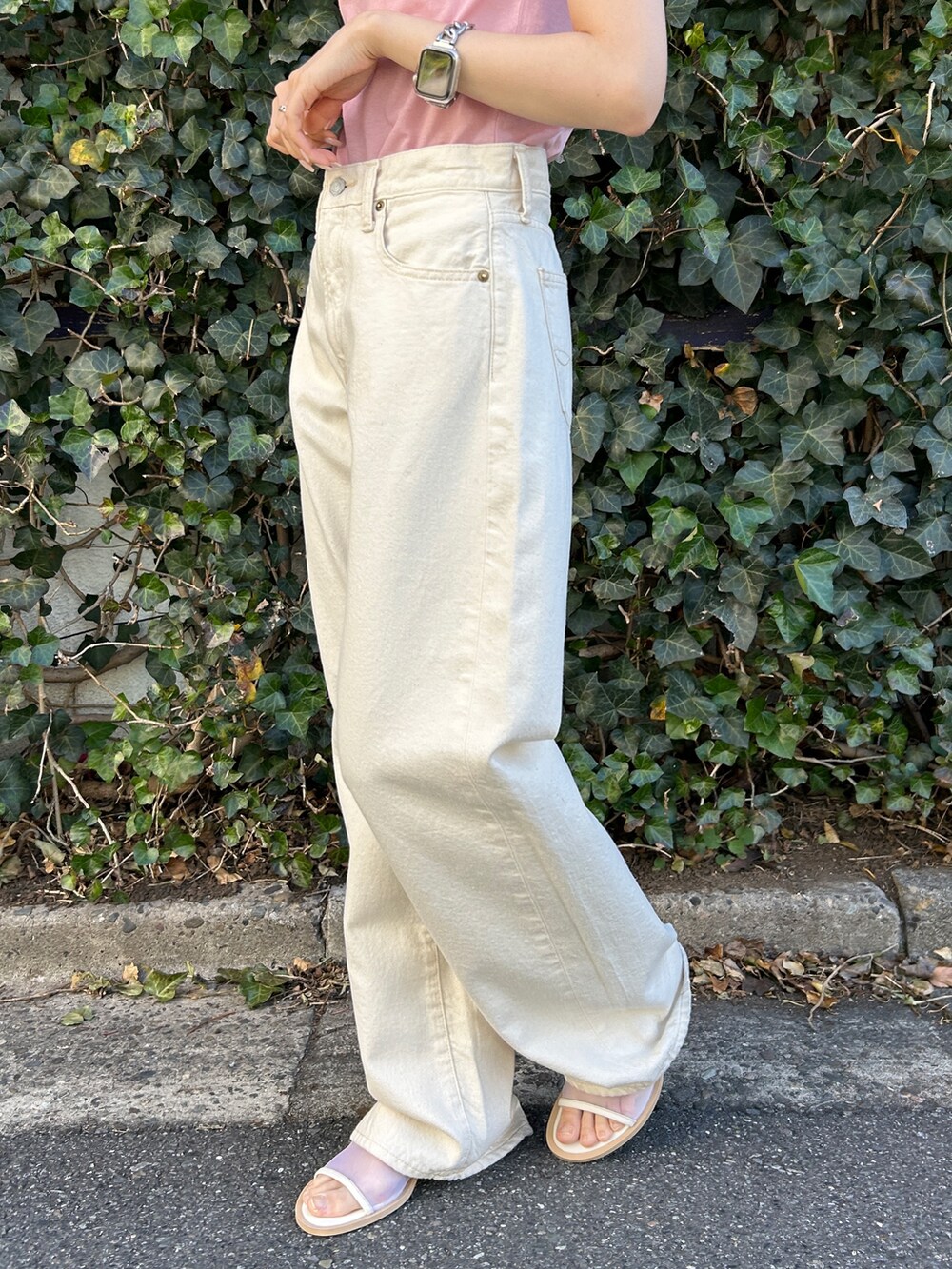 ピンク系のTシャツ/カットソー、ホワイト系のデニムパンツ、ホワイト系のサンダルを着用したレディースの春コーディネートの10枚目の写真