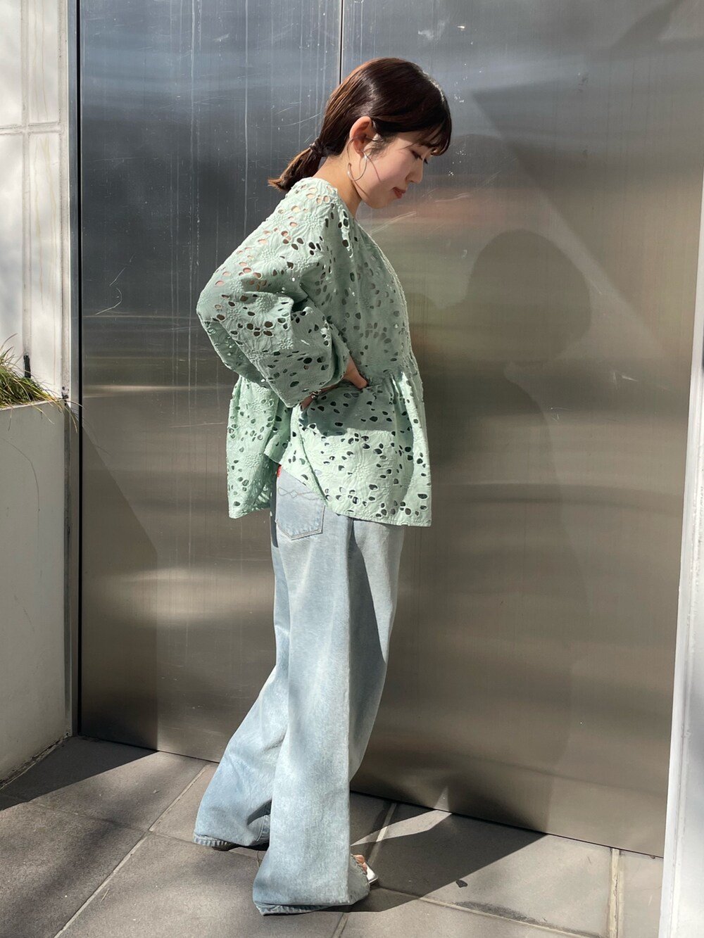 ブルー系のデニムパンツ、グリーン系のシャツ/ブラウスを着用したレディースの冬コーディネートの5枚目の写真