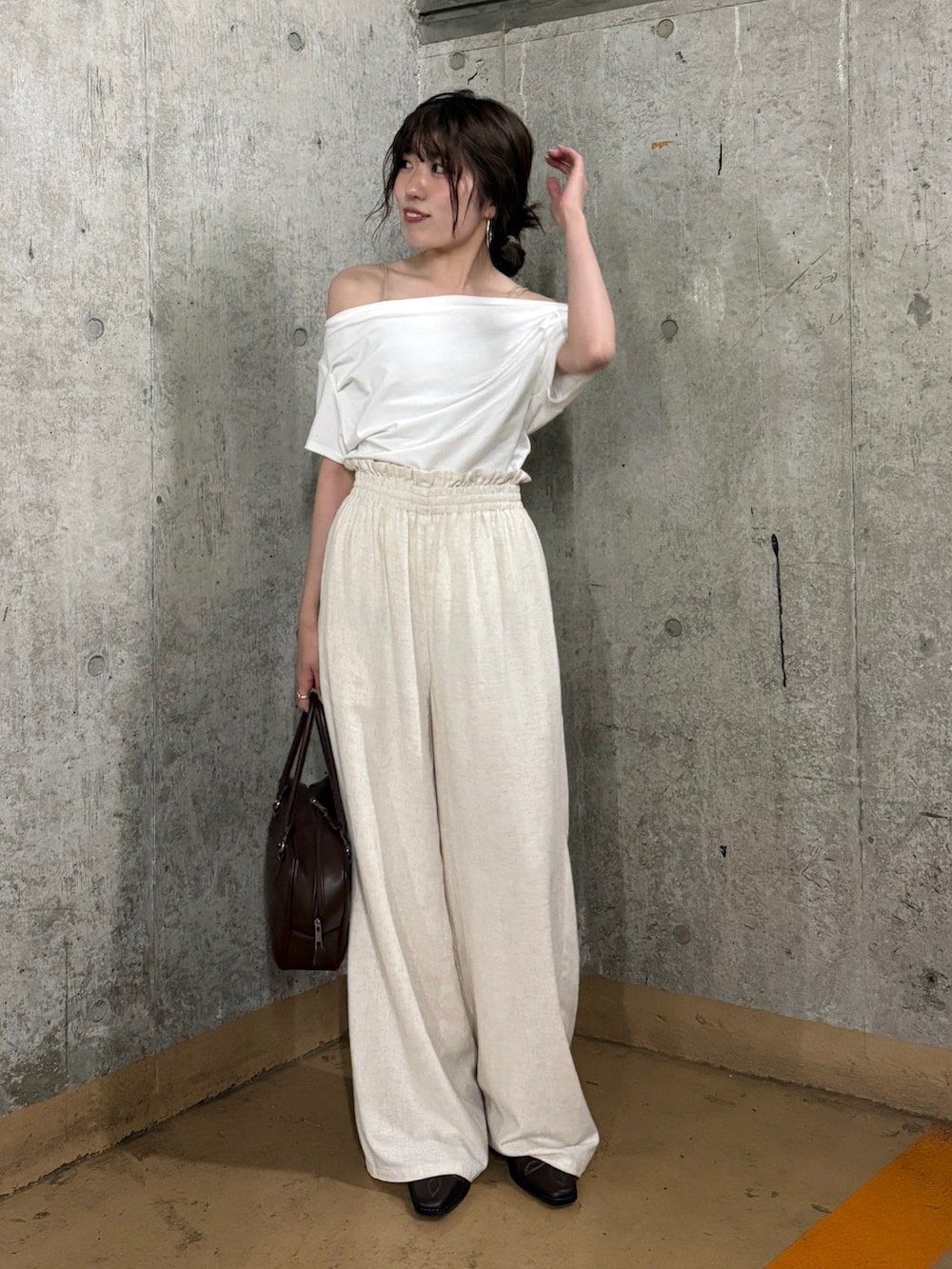 ホワイト系のその他パンツ、ホワイト系のTシャツ/カットソー、ブラウン系のハンドバッグを着用したレディースの夏コーディネートの7枚目の写真