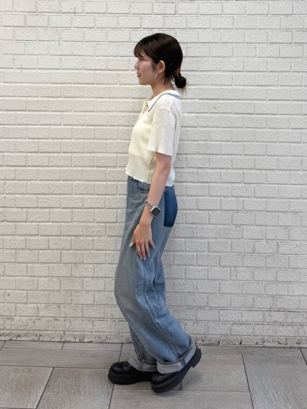 ブルー系のデニムパンツ、ホワイト系のニット/セーターを着用したレディースの夏コーディネートの5枚目の写真
