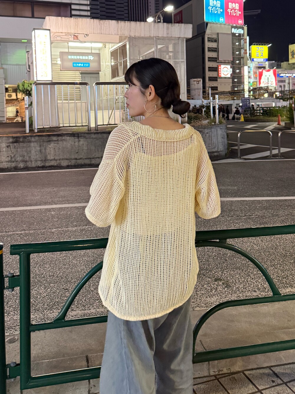 ブルー系のデニムパンツ、ホワイト系のカーディガン/ボレロを着用したレディースの春コーディネートの3枚目の写真