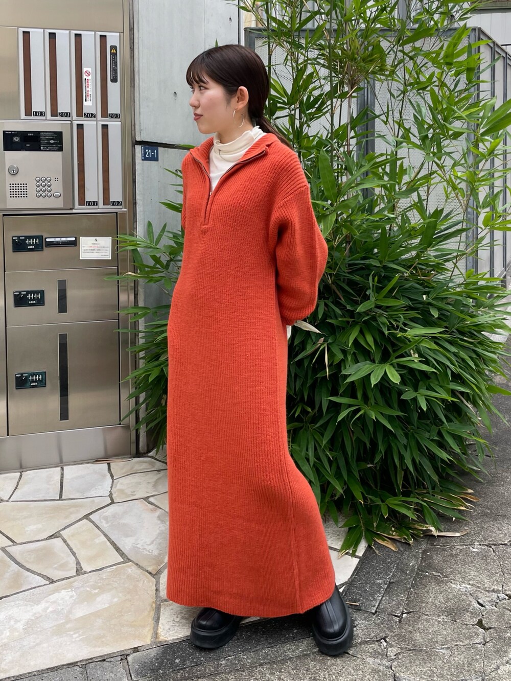 「ワンピース、春ニット、秋冬コーデ、低身長女子」｜「Ungridの【WEB限定】ハイネックジップニットワンピース（ワンピース、オレンジ系）」を使った、多田詩音さん（レディース・152cm）の秋コーディネートの6枚目の写真