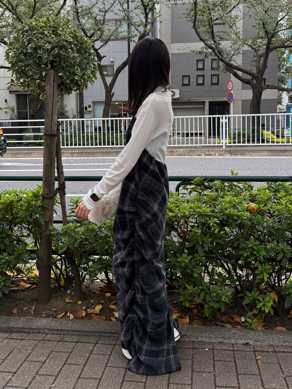 グレー系のワンピース、ホワイト系のハンドバッグ、ホワイト系のTシャツ/カットソーを着用したレディースの秋コーディネートの4枚目の写真