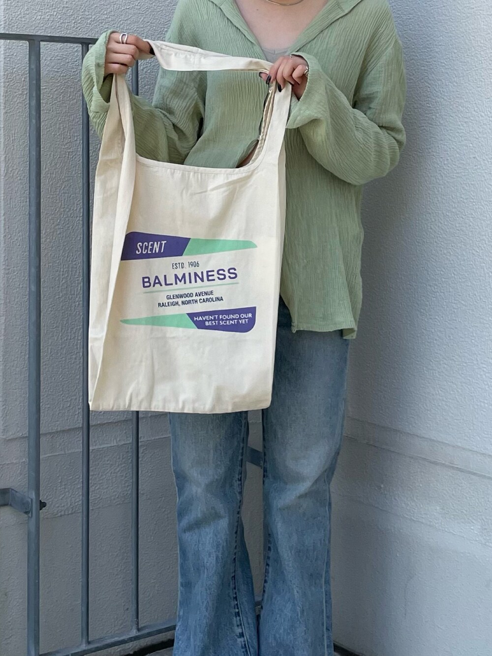 グリーン系のシャツ/ブラウス、グレー系のキャミソール、ホワイト系のエコバッグ/サブバッグを着用したレディースの夏コーディネートの10枚目の写真