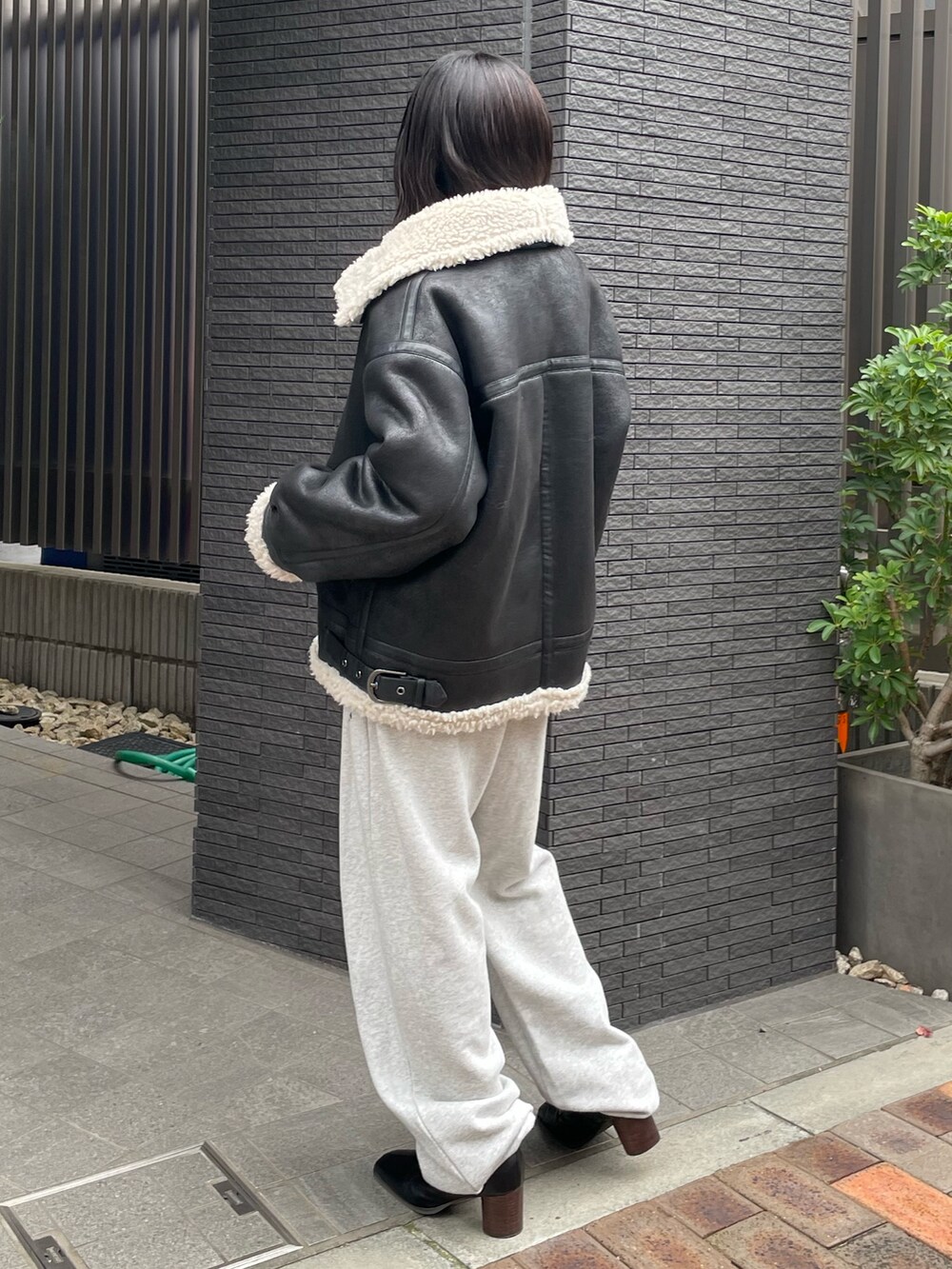 グレー系のスウェットパンツ、ブラック系のブーツ、グレー系のカーディガン/ボレロを着用したレディースの冬コーディネートの8枚目の写真