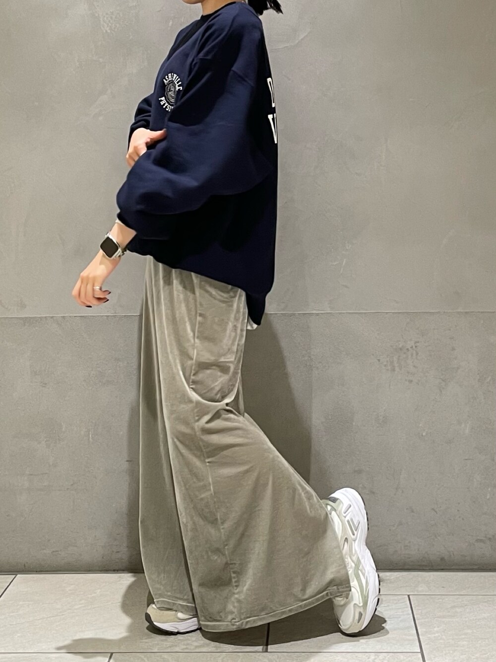 ホワイト系のTシャツ/カットソー、ブルー系のスウェット、グレー系のワンピースを着用したレディースの秋コーディネートの4枚目の写真