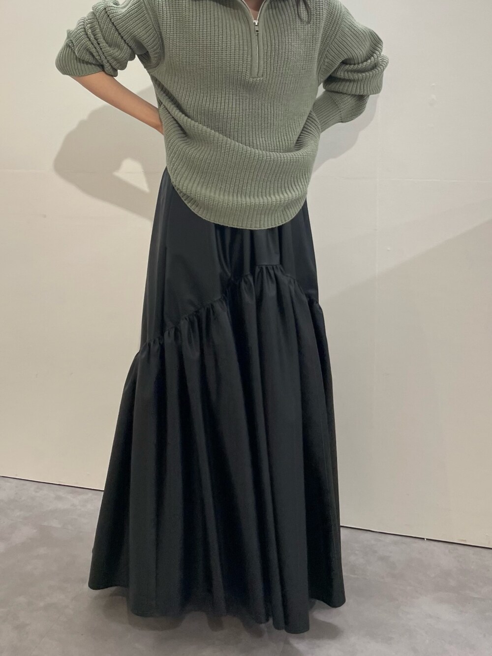 ブラック系のブーツ、ブラック系のスカート、グレー系のニット/セーターを着用したレディースの冬コーディネートの4枚目の写真