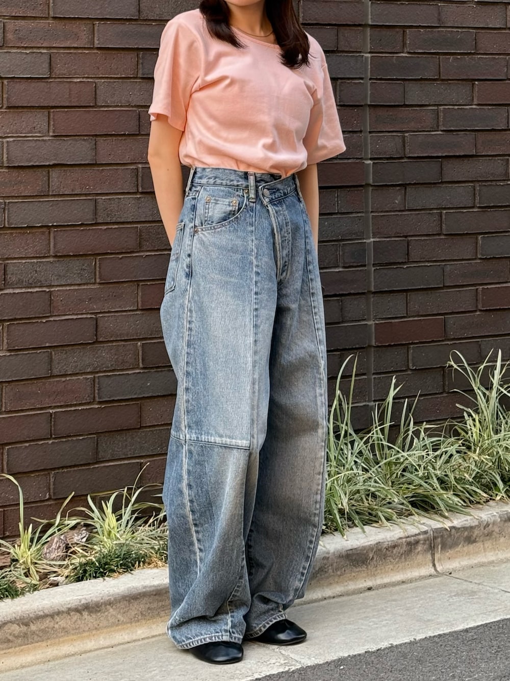 ピンク系のTシャツ/カットソー、ブルー系のデニムパンツ、ブラック系のバレエシューズを着用したレディースの夏コーディネートの6枚目の写真