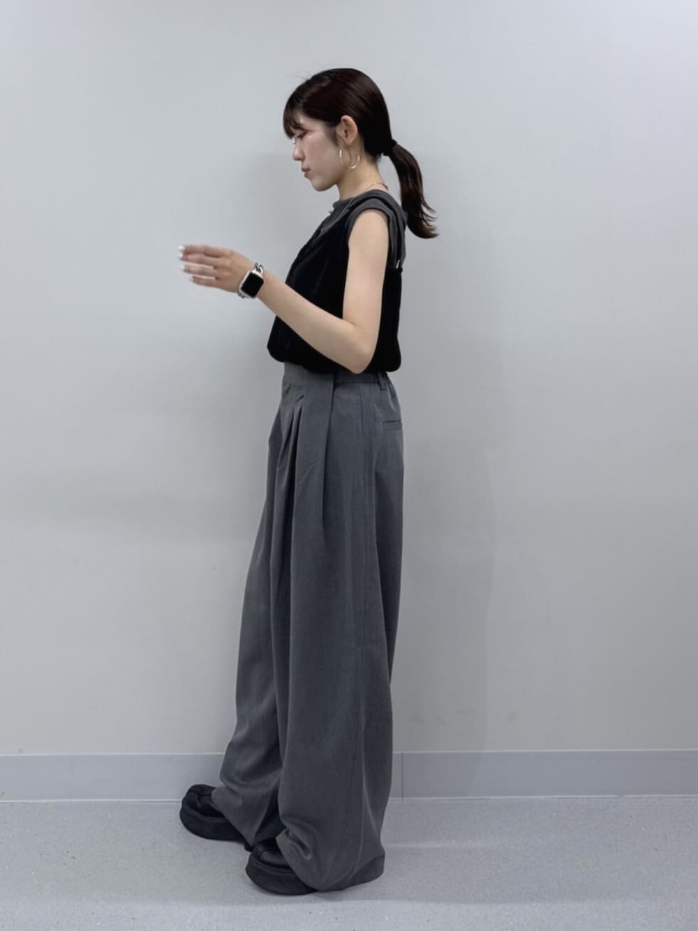 ブラック系のキャミソール、ブルー系のその他パンツ、グレー系のタンクトップを着用したレディースの夏コーディネートの3枚目の写真