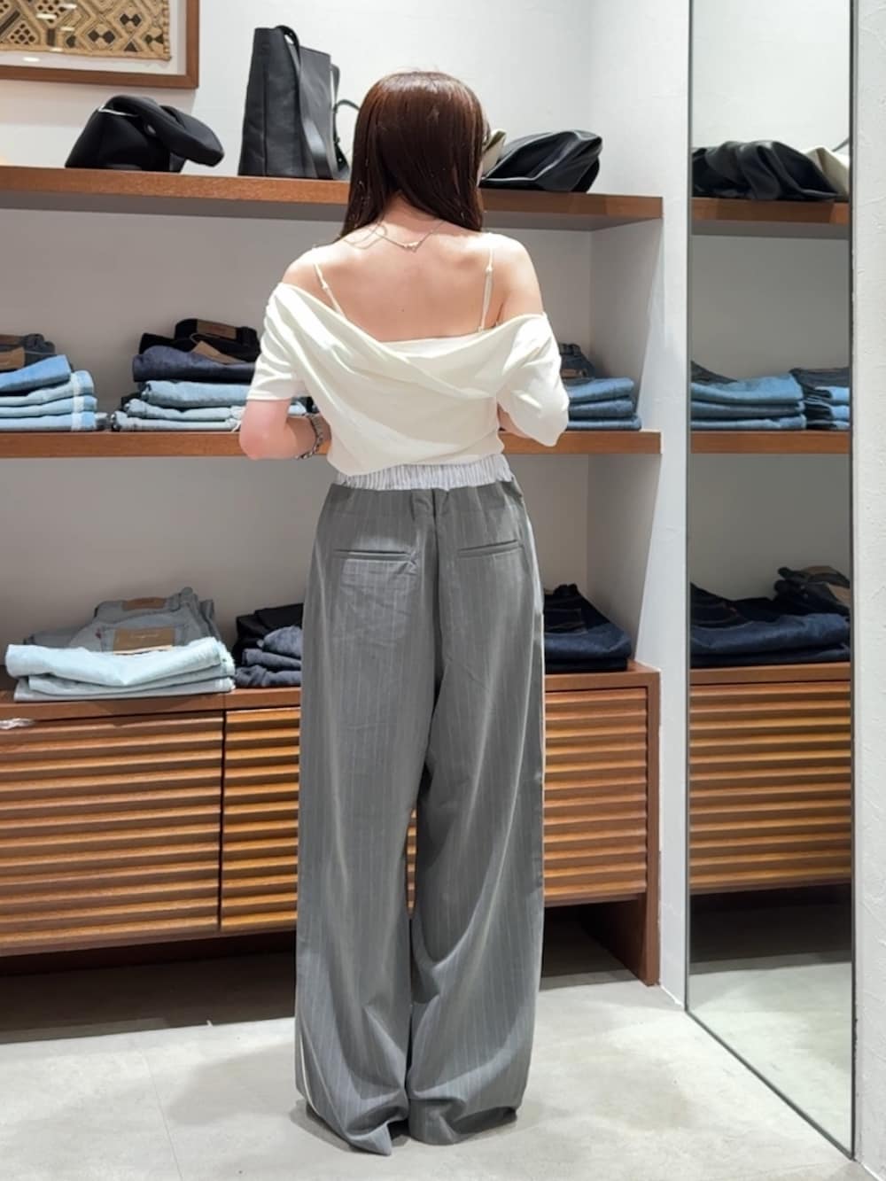 グレー系のその他パンツ、ブラック系のサンダル、ホワイト系のTシャツ/カットソーを着用したレディースの春コーディネートの5枚目の写真