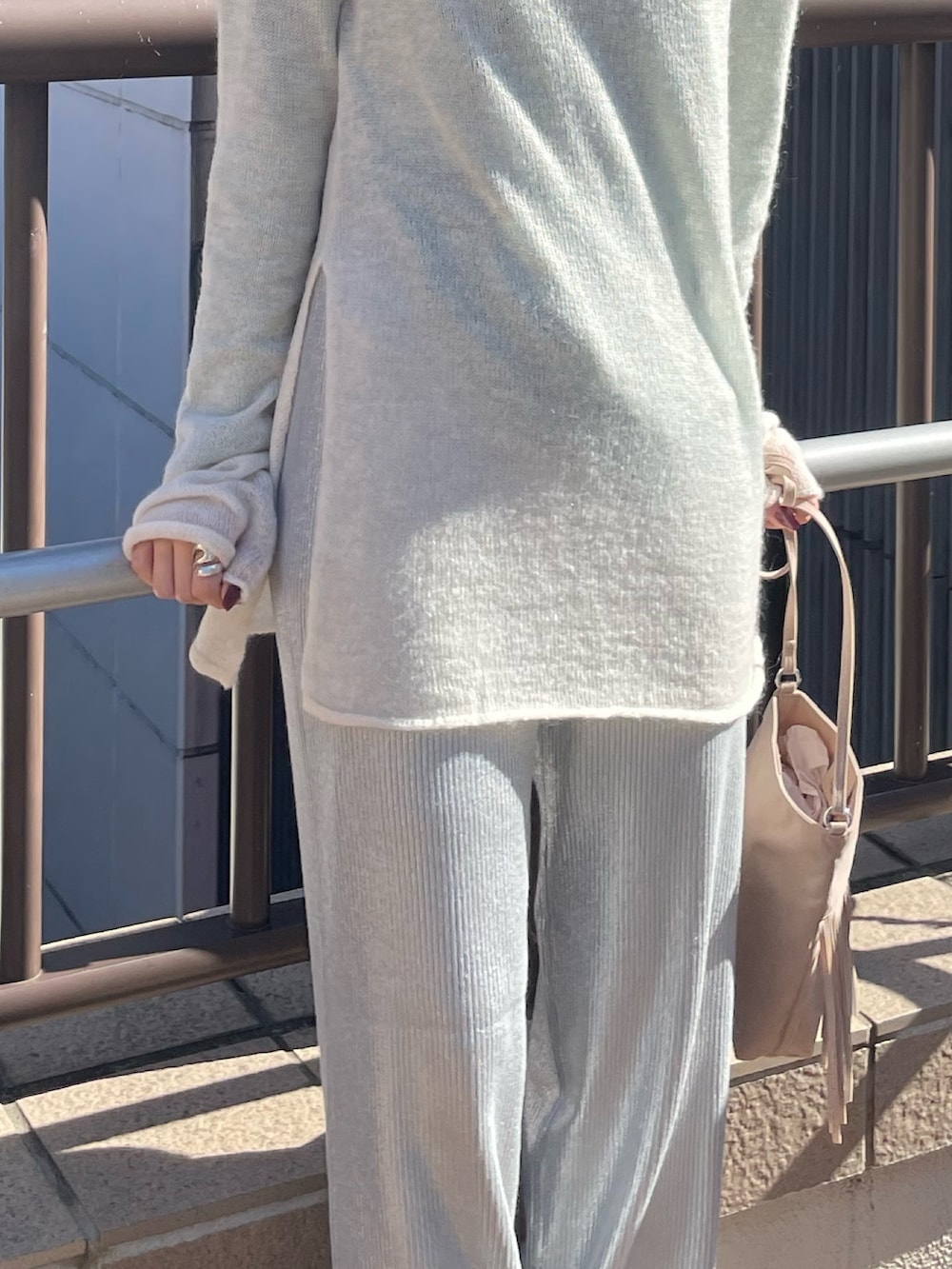 ベージュ系のブーツ、ブルー系のTシャツ/カットソー、ホワイト系のニット/セーターを着用したレディースの秋コーディネートの8枚目の写真