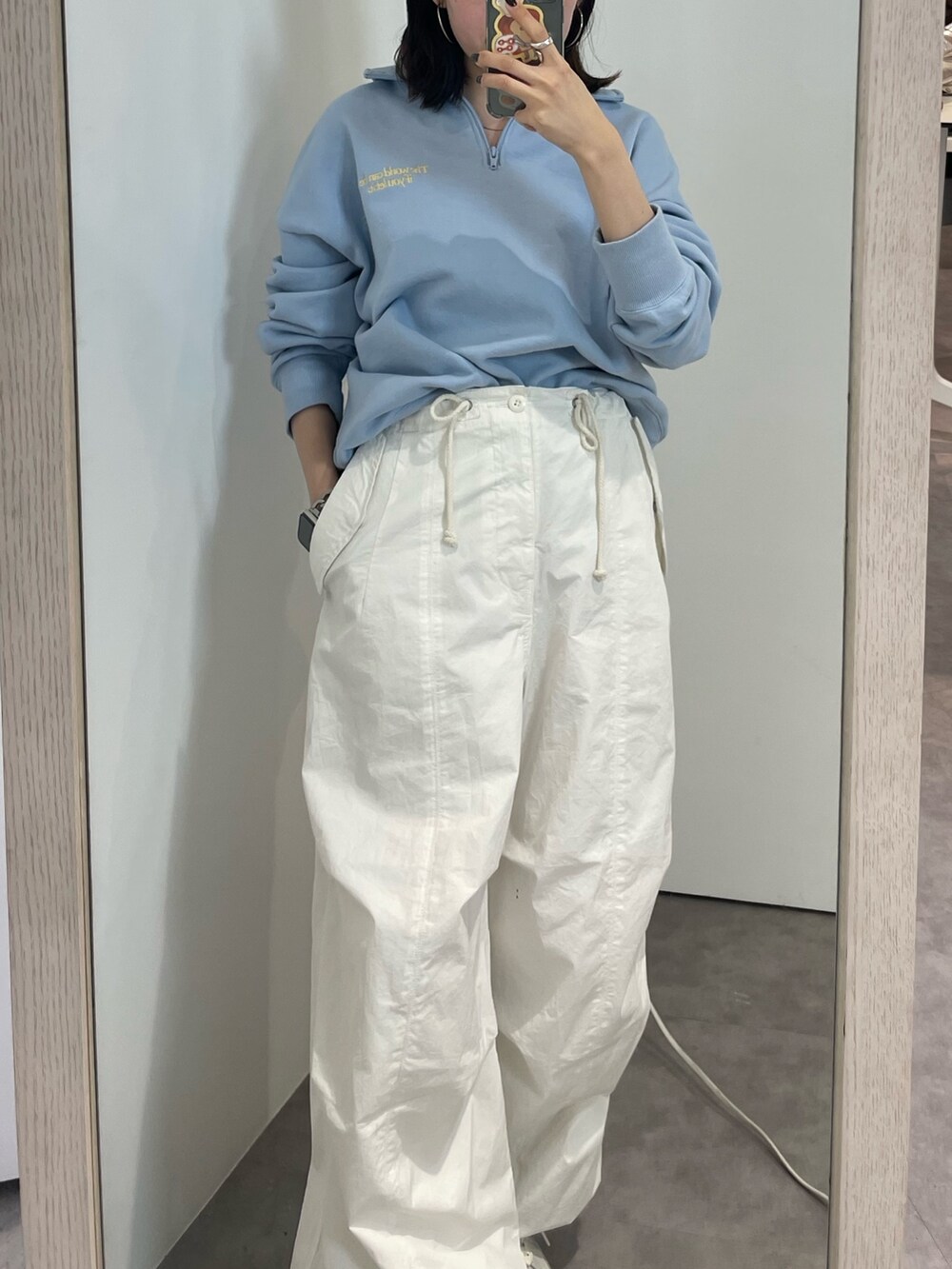 ホワイト系のその他パンツ、ブルー系のスウェットを着用したレディースの冬コーディネートの2枚目の写真