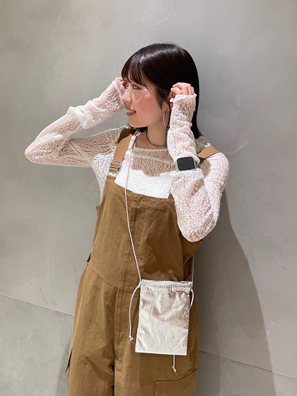ホワイト系のTシャツ/カットソー、ブラック系のブーツ、シルバー系のショルダーバッグを着用したレディースの冬コーディネートの4枚目の写真