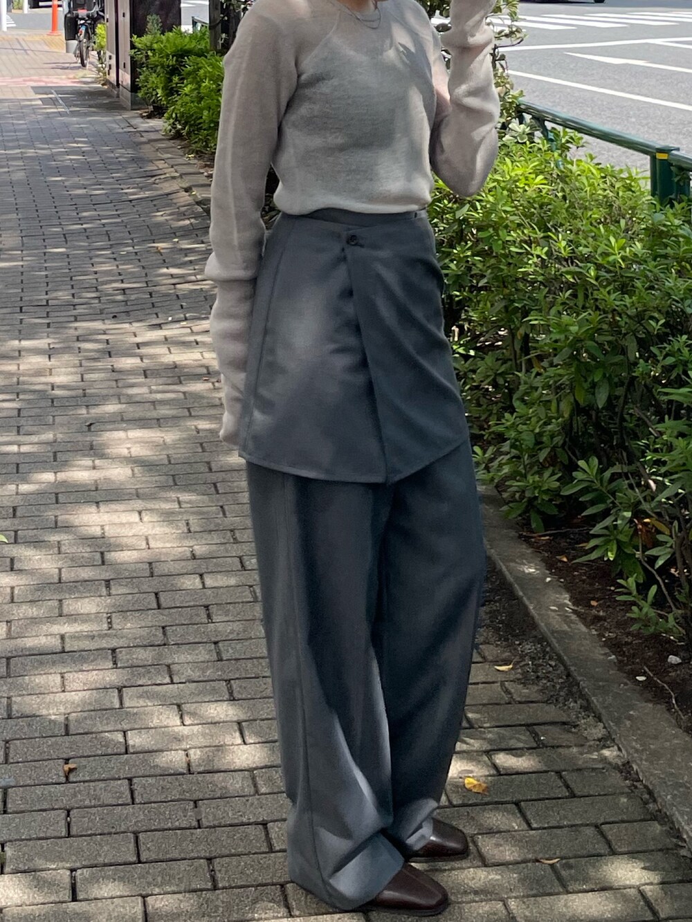 ブラウン系のブーツ、グレー系のニット/セーター、グレー系のその他パンツを着用したレディースの秋コーディネートの7枚目の写真