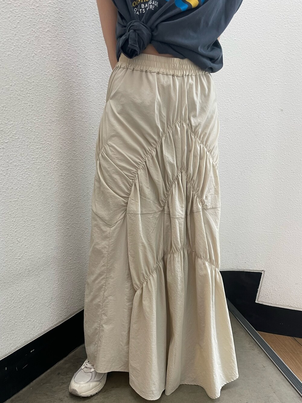 ホワイト系のスカート、グレー系のTシャツ/カットソーを着用したレディースの夏コーディネートの6枚目の写真