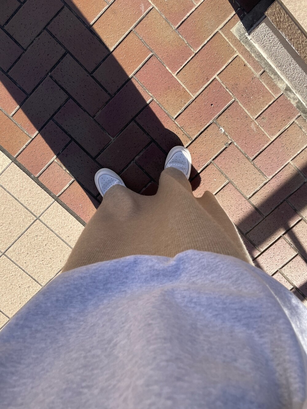 グレー系のスウェット、その他のワンピースを着用したレディースの秋コーディネートの6枚目の写真