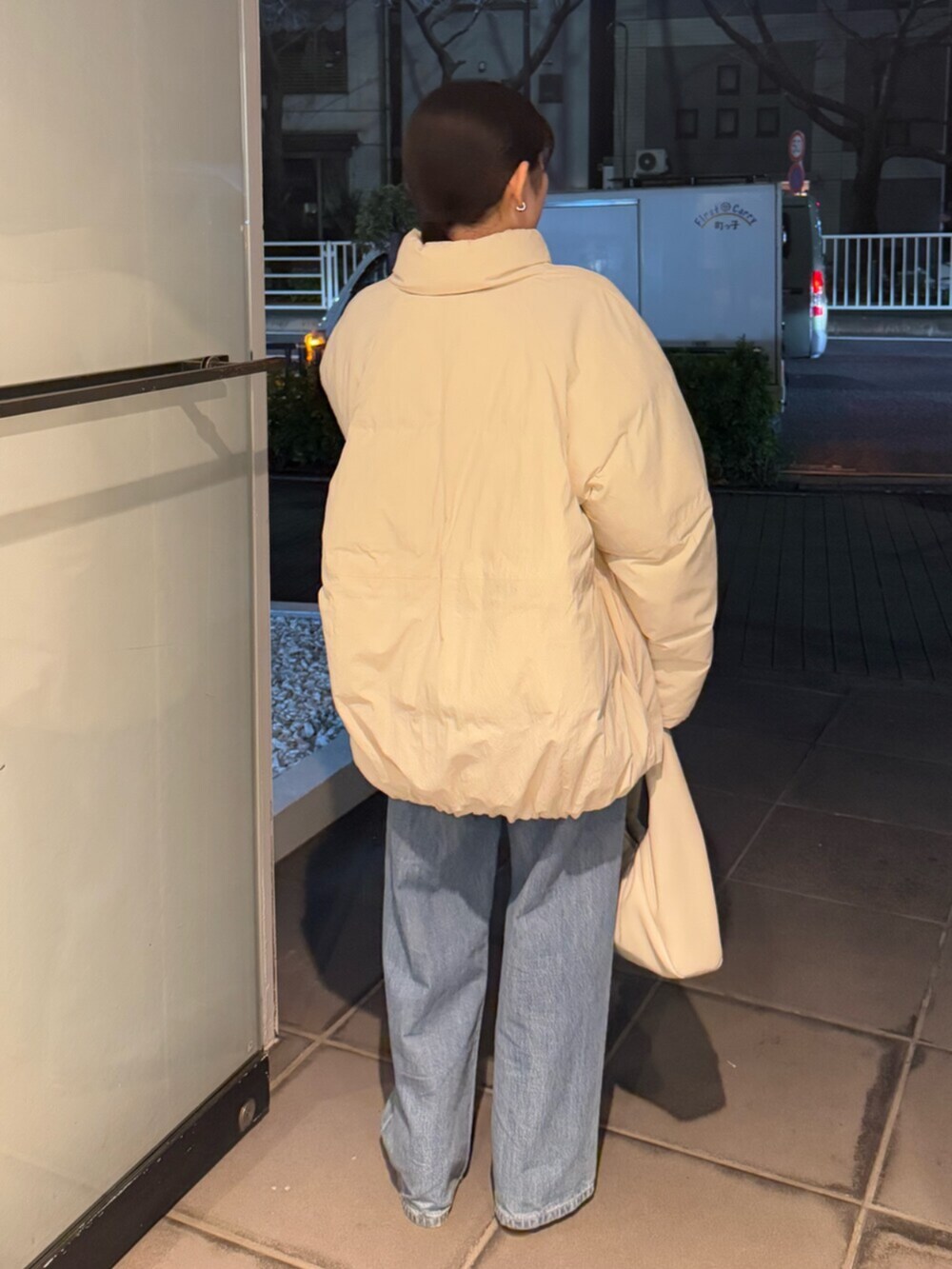 ブラウン系のブーツ、ブルー系のデニムパンツ、ホワイト系のブルゾンを着用したレディースの冬コーディネートの4枚目の写真