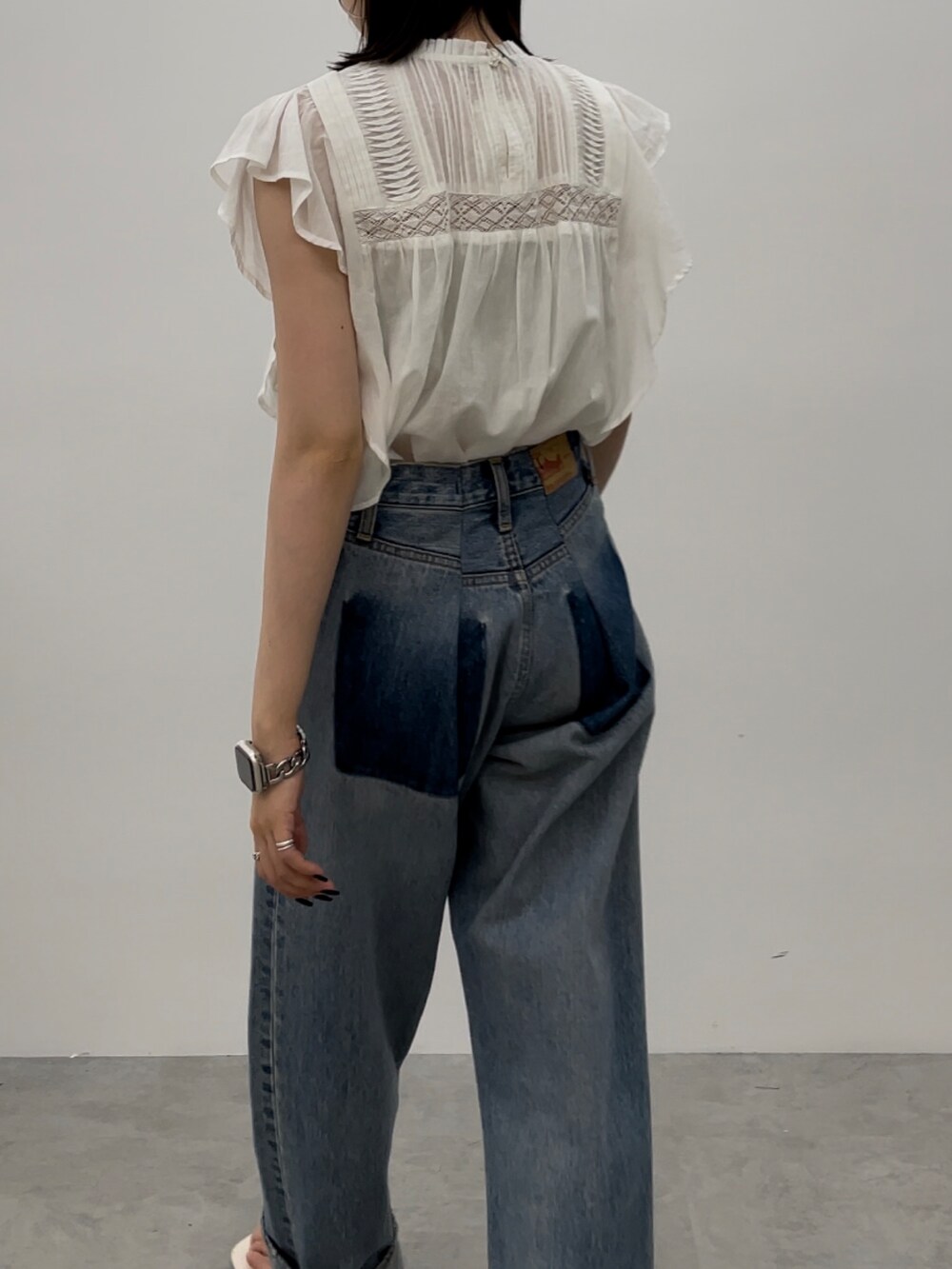 グレー系のキャミソール、ホワイト系のサンダル、ホワイト系のシャツ/ブラウスを着用したレディースの夏コーディネートの5枚目の写真