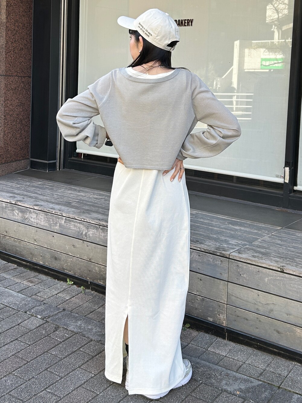 ホワイト系のワンピース、グレー系のカーディガン/ボレロ、ブルー系のネックレスを着用したレディースの夏コーディネートの6枚目の写真