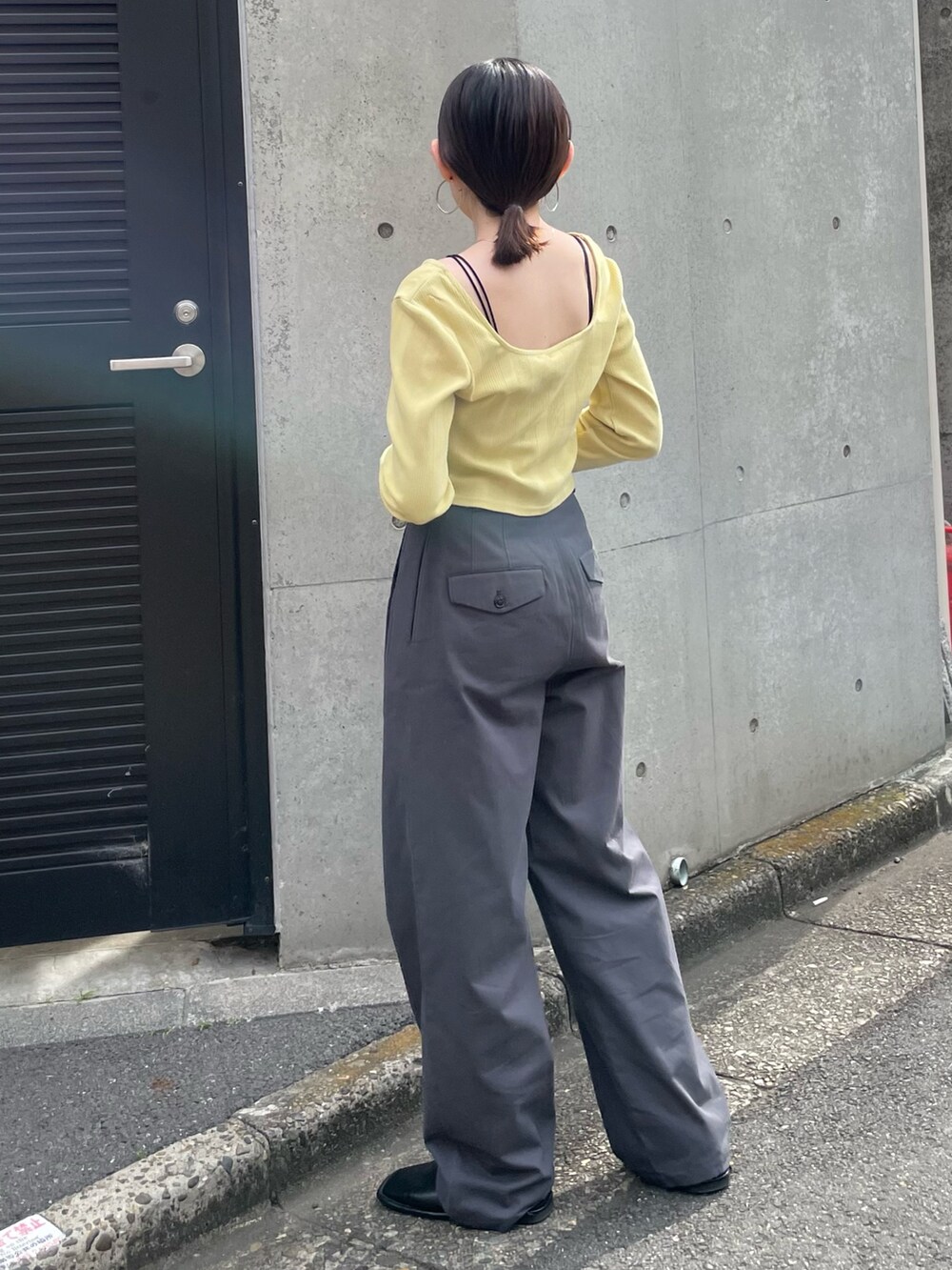 ブラック系のキャミソール、ブラック系のローファー、グリーン系のTシャツ/カットソーを着用したレディースの夏コーディネートの4枚目の写真