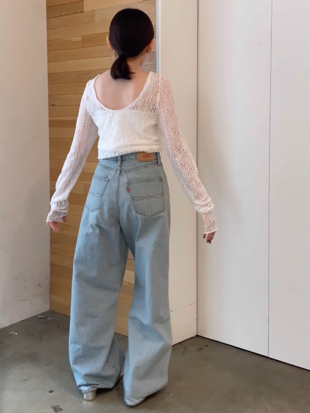 ブルー系のデニムパンツ、ホワイト系のTシャツ/カットソーを着用したレディースの冬コーディネートの6枚目の写真