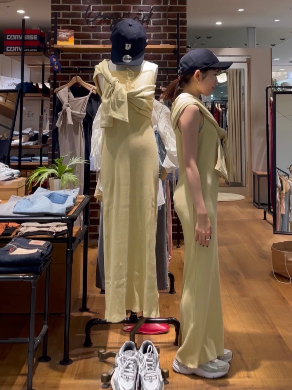 イエロー系のワンピース、ブルー系のキャップを着用したレディースの夏コーディネートの6枚目の写真