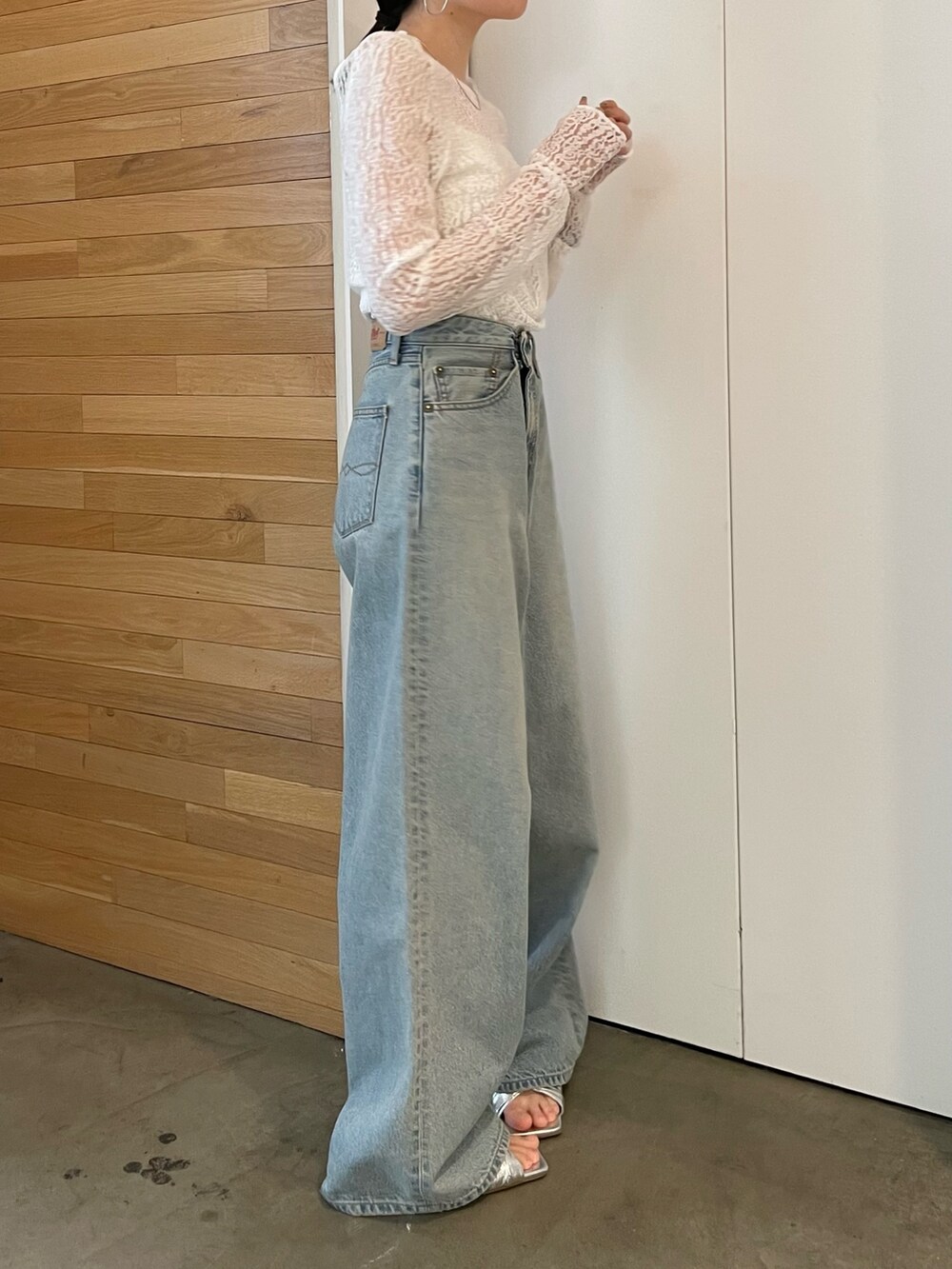 ブルー系のデニムパンツ、ホワイト系のTシャツ/カットソーを着用したレディースの冬コーディネートの3枚目の写真