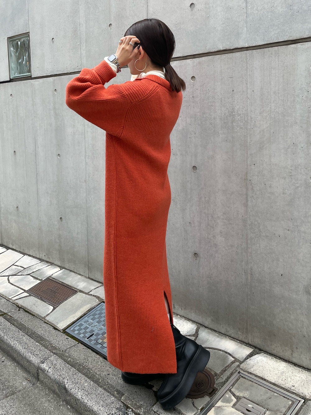 「ワンピース、春ニット、秋冬コーデ、低身長女子」｜「Ungridの【WEB限定】ハイネックジップニットワンピース（ワンピース、オレンジ系）」を使った、多田詩音さん（レディース・152cm）の秋コーディネートの3枚目の写真