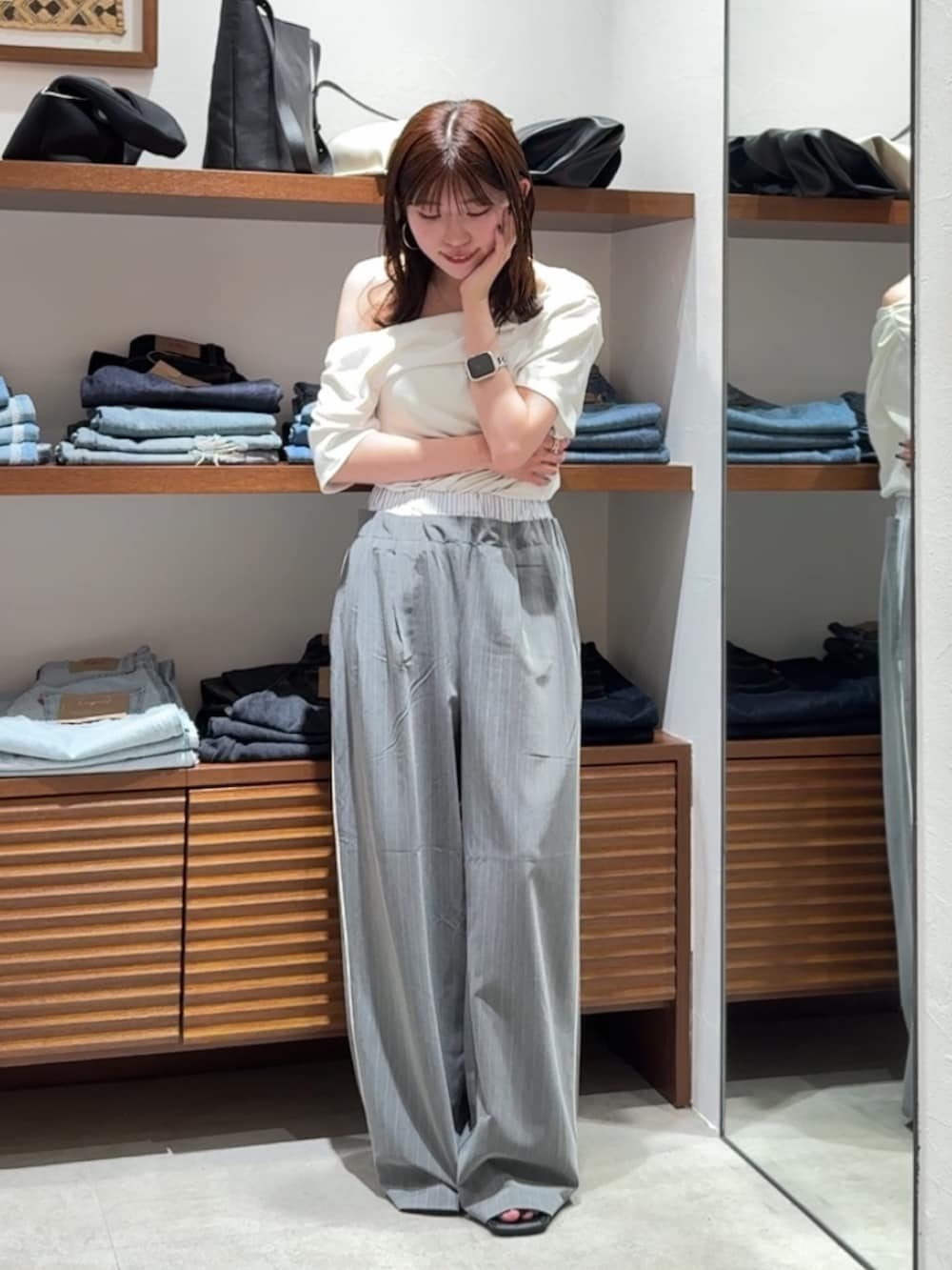 グレー系のその他パンツ、ブラック系のサンダル、ホワイト系のTシャツ/カットソーを着用したレディースの春コーディネートの2枚目の写真