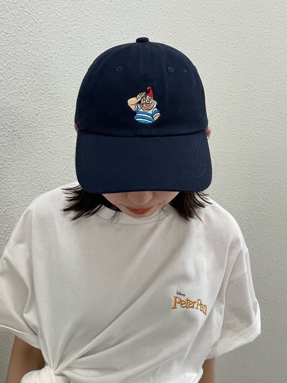 ホワイト系のTシャツ/カットソー、ホワイト系のサンダル、グリーン系のその他パンツを着用したレディースの夏コーディネートの8枚目の写真